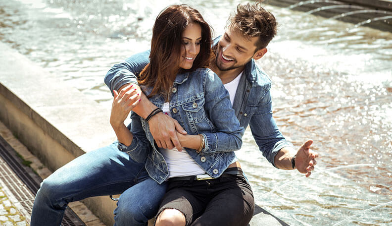 How To Flirt With Girls - Guy Flirting With Girl On Date
